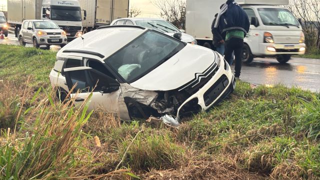 Colisão entre C4 e Celta deixa passageira ferida na BR-369, entre Corbélia e Cascavel