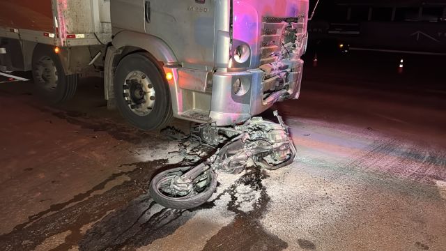 Motociclista morre em colisão frontal com caminhão na BR-369, em Cascavel