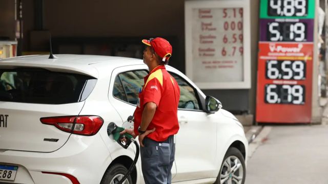 Imagem referente à notícia: Aumento de etanol na gasolina divide opiniões sobre impacto em carros