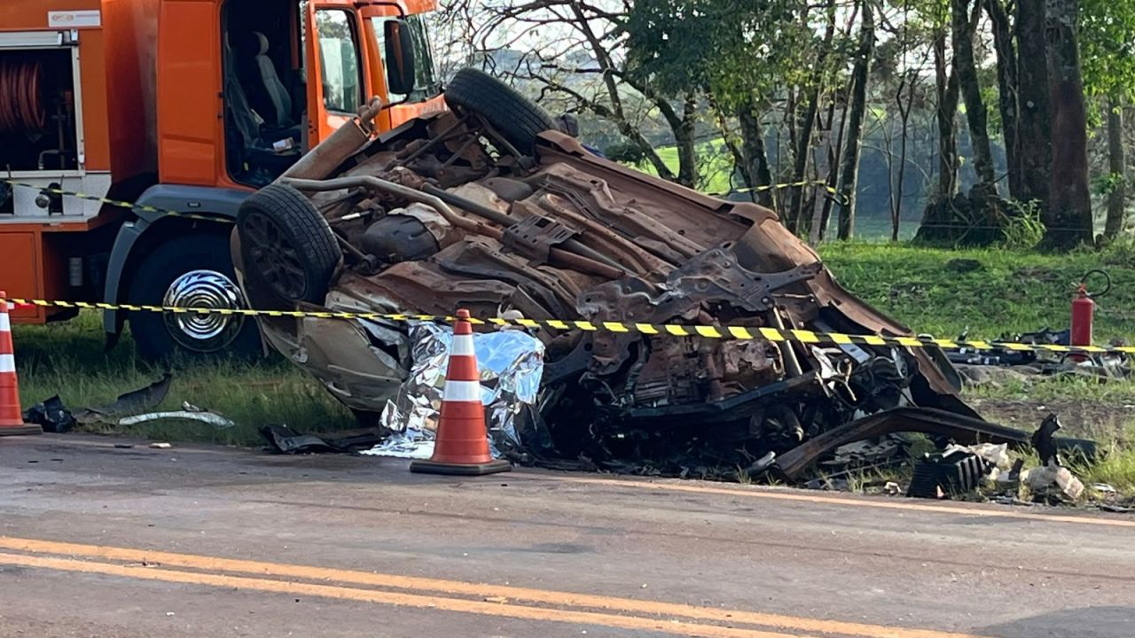 Mulher morre em grave colisão frontal entre Jeep Compass e carreta na PR-573