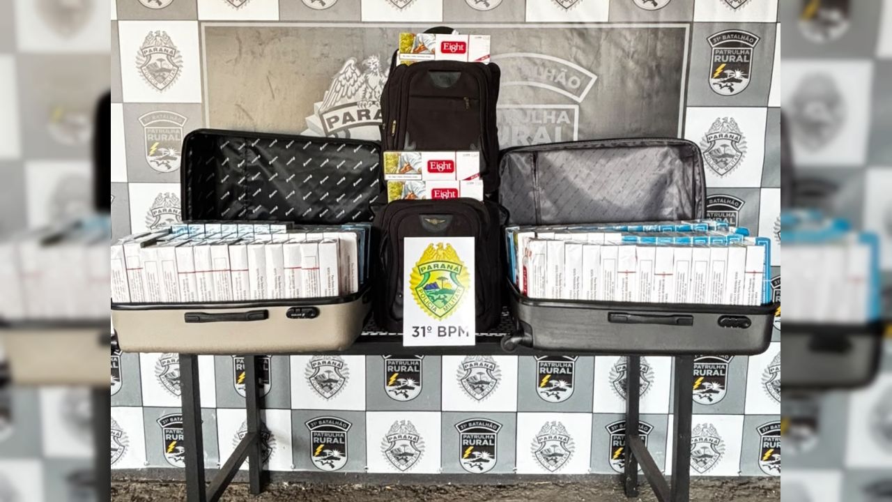 Cigarros contrabandeados são apreendidos em ônibus durante operação da PM em Corbélia