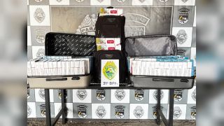 Imagem referente a notícia: Cigarros contrabandeados são apreendidos em ônibus durante operação da PM em Corbélia