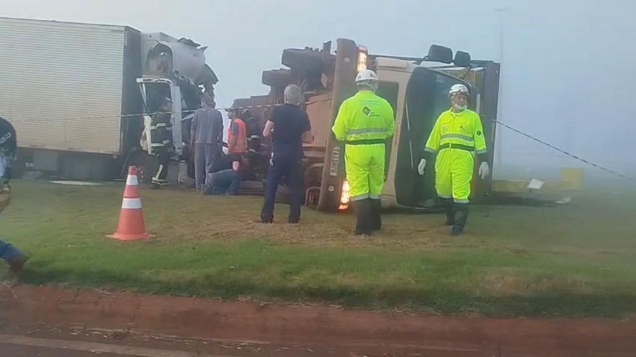 Batida entre dois caminhões deixa uma pessoa morta na BR-369, em Ubiratã
