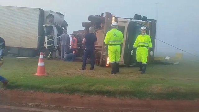 Imagem referente à notícia: Batida entre dois caminhões deixa uma pessoa morta na BR-369, em Ubiratã