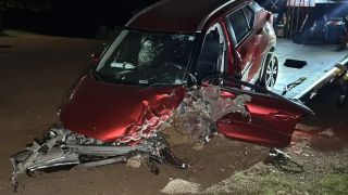 Imagem referente a notícia: Colisão frontal deixa duas pessoas gravemente feridas na BR-277; Em um dos veículos envolvidos estavam os prefeitos de Iguatu e Anahy