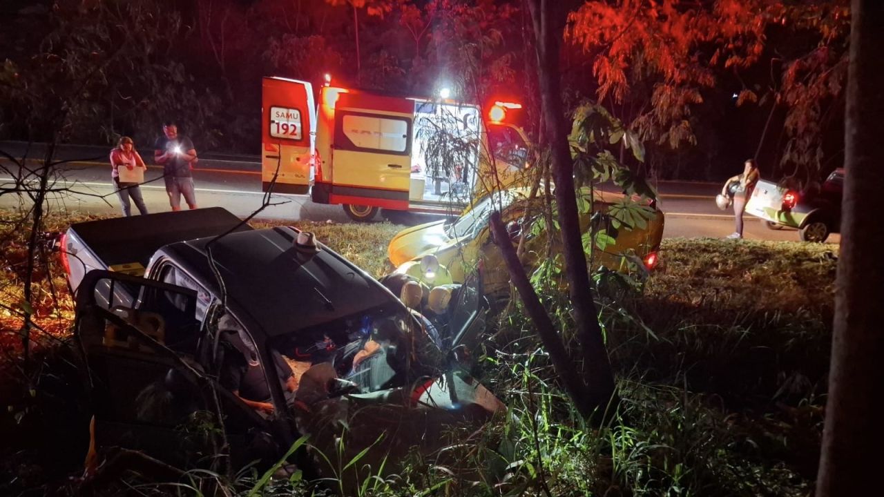Colisão na BR-369 deixa duas pessoas feridas e uma vítima fatal em Ubiratã
