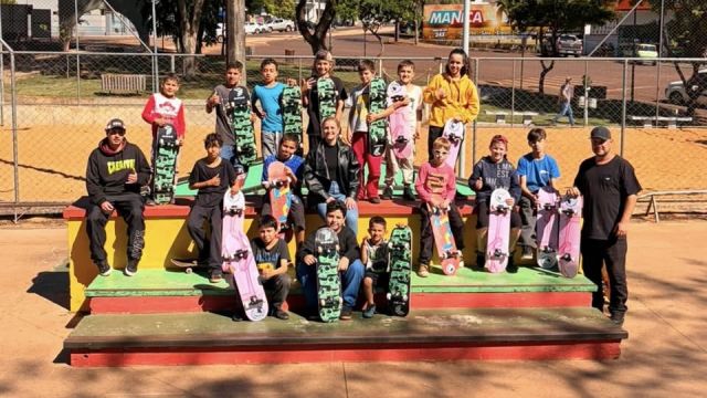 Imagem referente à notícia: Projeto de Skate recebe 20 novos equipamentos para atender crianças em Corbélia