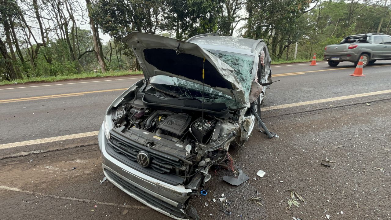 Carro tem lateral arrancada após colisão com carreta na BR-369, em Corbélia