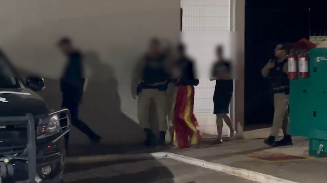 Jovens são encaminhados à delegacia após serem flagrados com adolescentes consumindo álcool em Corbélia