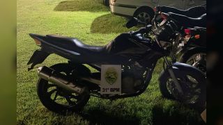 Imagem referente a notícia: Motocicleta com licenciamento atrasado e bloqueio judicial é apreendida pela PM em Corbélia