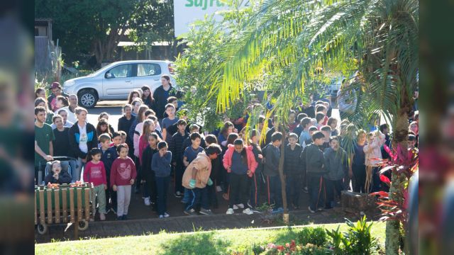 Imagem referente à notícia: Semana da Pátria reúne estudantes em momentos de civismo em Corbélia