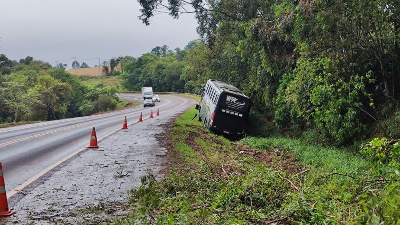 Ônibus de turismo bate em barranco na BR-369, em Cascavel; 25 passageiros saem ilesos