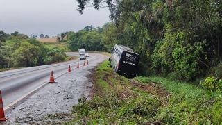 Imagem referente a notícia: Ônibus de turismo bate em barranco na BR-369, em Cascavel; 25 passageiros saem ilesos