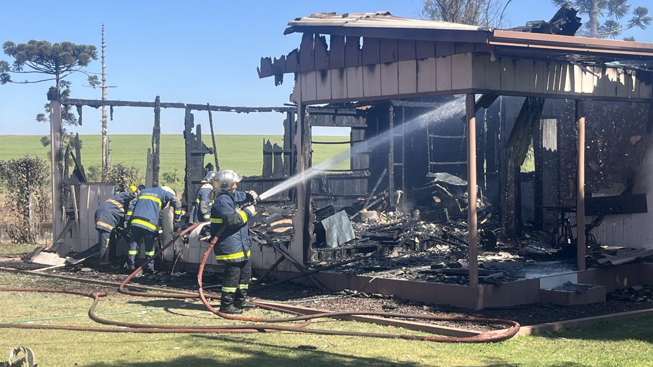 Incêndio destrói completamente casa de madeira em comunidade de Corbélia