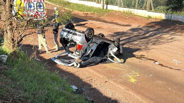 Imagem referente a notícia: Idosa morre e homem fica gravemente ferido em colisão entre Palio e caminhão na BR-369, em Cascavel