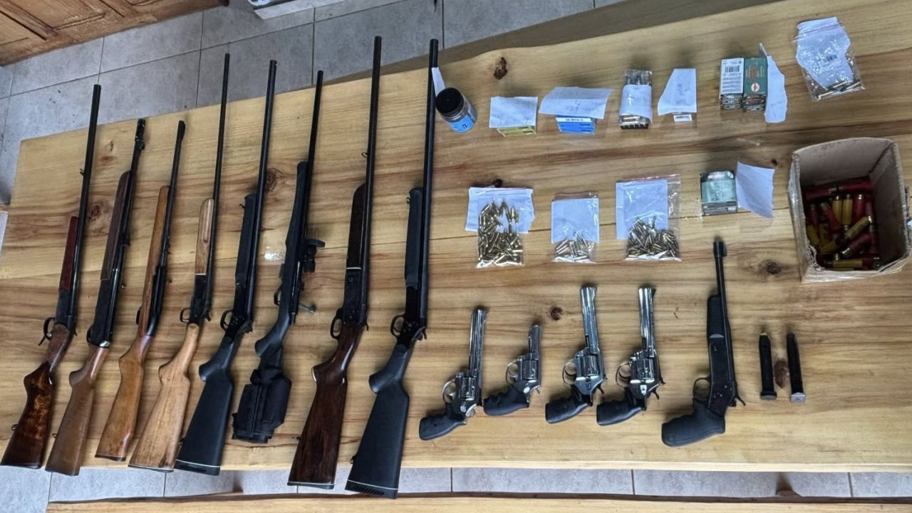 Polícia Civil cumpre mandado e apreende arsenal de armas durante operação em Corbélia