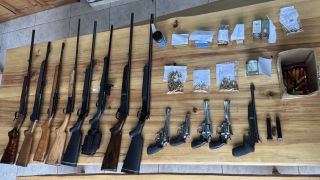 Imagem referente a notícia: Polícia Civil cumpre mandado e apreende arsenal de armas durante operação em Corbélia