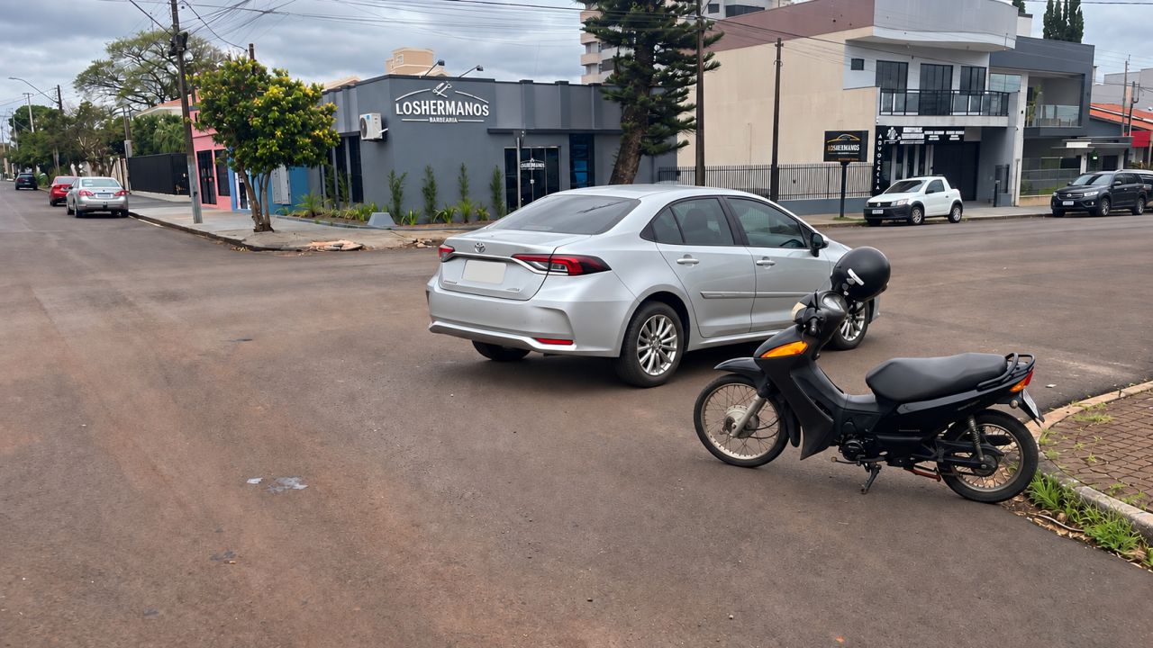 Colisão entre moto e Corolla deixa motociclista ferida em Corbélia