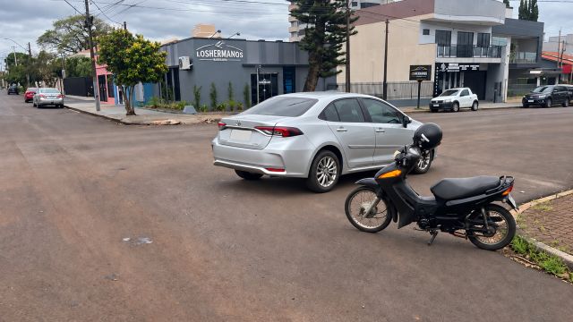 Imagem referente a notícia: Colisão entre moto e Corolla deixa motociclista ferida em Corbélia