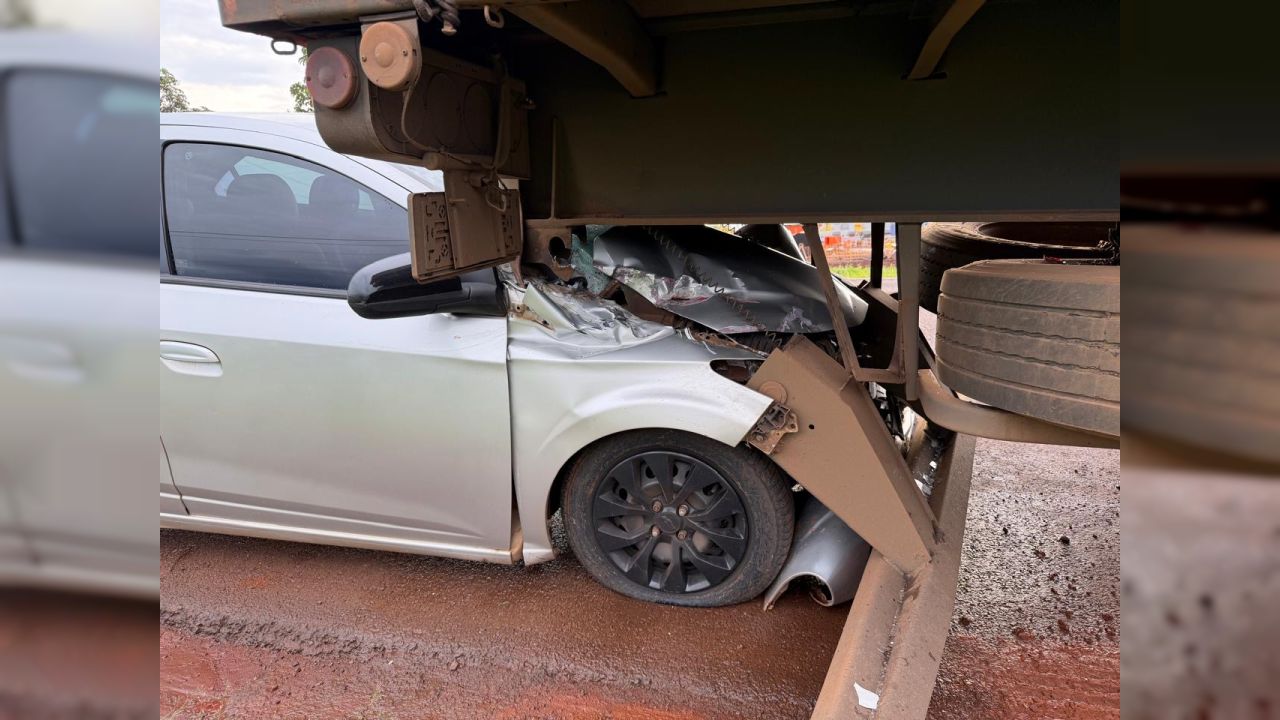 Carro fica preso em carreta após colisão na BR-369, em Corbélia