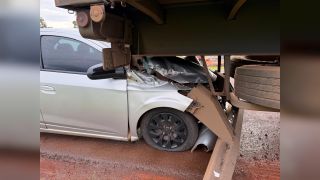 Imagem referente a notícia: Carro fica preso em carreta após colisão na BR-369, em Corbélia
