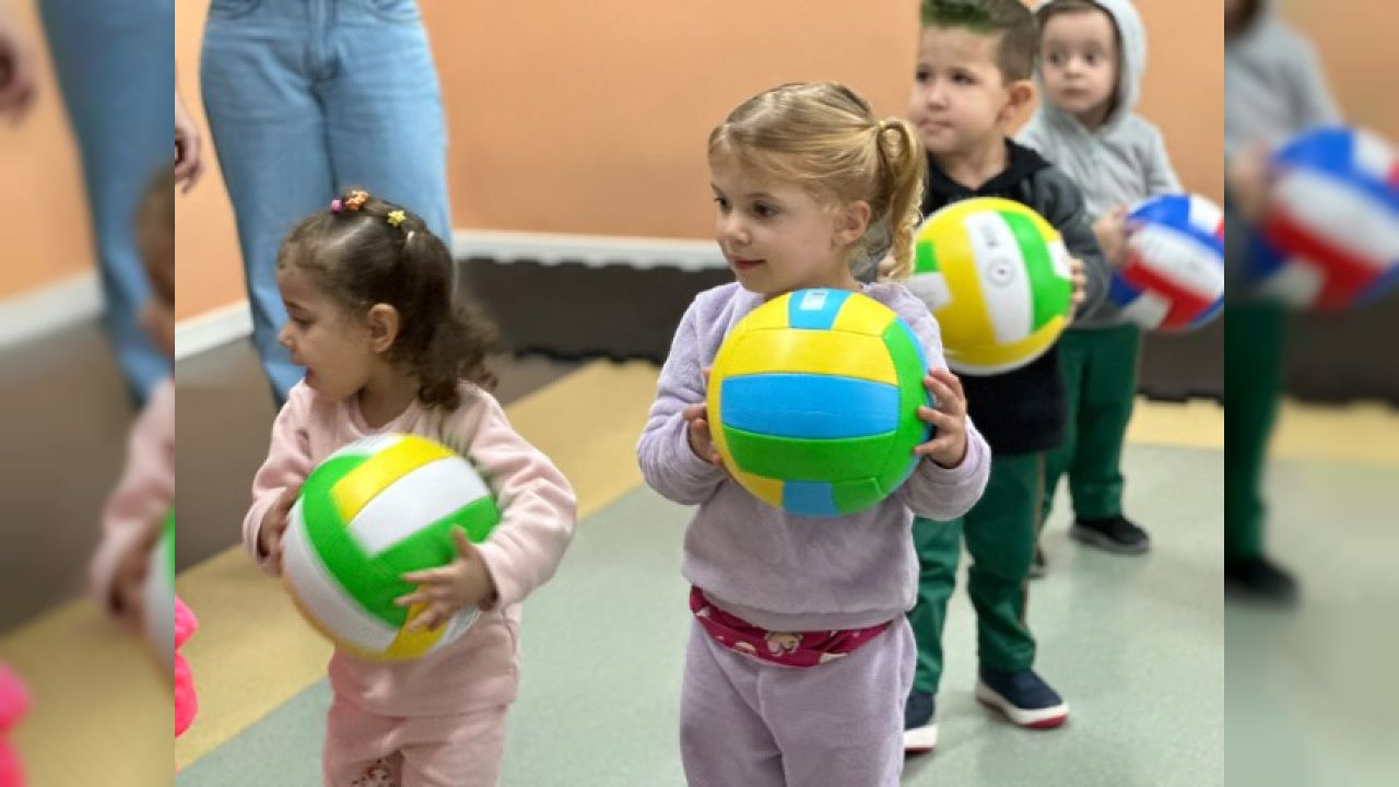 Prefeitura de Corbélia inicia a entrega mais de 2,2 mil bolas para alunos em comemoração ao Dia das Crianças