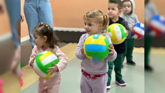 Imagem referente à notícia: Prefeitura de Corbélia inicia a entrega mais de 2,2 mil bolas para alunos em comemoração ao Dia das Crianças