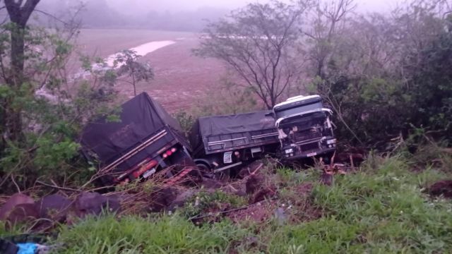 Imagem referente à notícia: Colisão transversal entre dois caminhões deixa duas pessoas feridas na BR-369