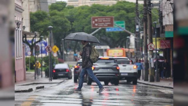 Imagem referente a notícia: Massa de ar polar perde força e chuvas voltam ao Paraná quarta-feira, prevê o Simepar