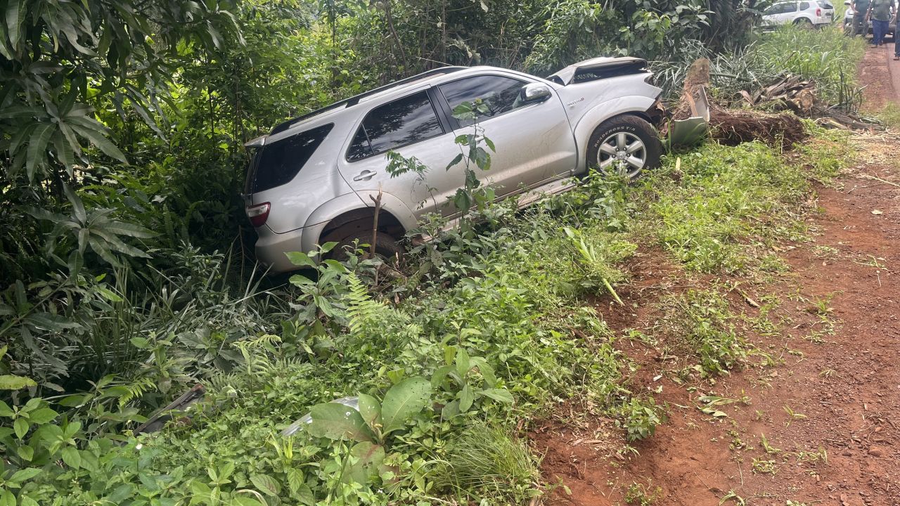 SW4 sai da pista e atinge árvore na PR-573 entre Corbélia e Braganey