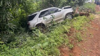 Imagem referente a notícia: SW4 sai da pista e atinge árvore na PR-573 entre Corbélia e Braganey