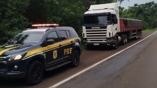 Imagem referente a notícia: PRF apreende caminhão com 250 mil maços de cigarros contrabandeados na BR-369, em Corbélia