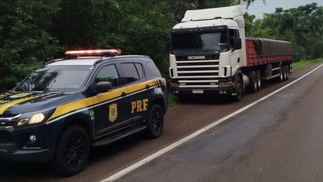 Imagem referente à notícia: PRF apreende caminhão com 250 mil maços de cigarros contrabandeados na BR-369, em Corbélia
