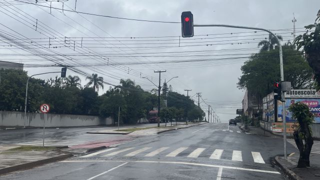 Imagem referente à notícia: Semáforo muda regras de conversão em cruzamento movimentado de Corbélia; veja o que muda